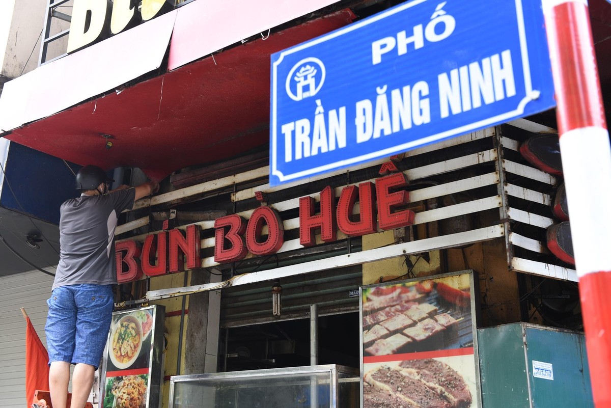 Theo chỉ thị mới, hàng quán ăn, uống thuộc 19 quận, huyện, thị xã: Ba Đình, Ba Vì, Bắc Từ Liêm, Cầu Giấy, Đan Phượng, Gia Lâm, Hoài Đức, Long Biên, Mê Linh, Mỹ Đức, Nam Từ Liêm, Phú Xuyên, Phúc Thọ, Quốc Oai, Sóc Sơn, Sơn Tây, Thanh Oai, Ứng Hòa và Tây Hồ sẽ được mở cửa bán mang về.