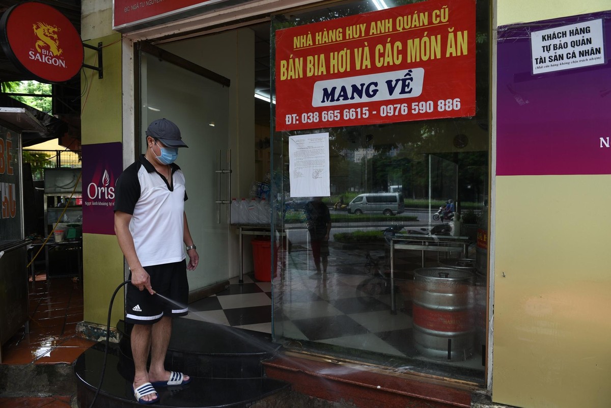 Anh Vũ Đức Hạnh, là chủ hàng bia và đồ ăn nằm trên phố Nguyễn Văn Huyên chia sẻ: &quot;Tôi rất vui khi nghe tin được mở bán trở lại, tuy chỉ làm bán mang về nhưng đây cũng là một sự khởi đầu tốt cho thấy Hà Nội đang dần trở lại trạng thái bình thường&quot;.