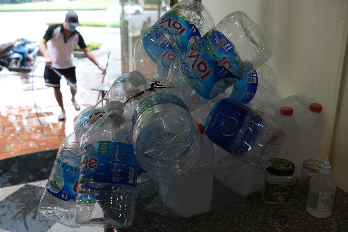 Theo chỉ thị mới của TP. Hà Nội, cơ sở kinh doanh dịch vụ ăn, uống được bán mang về và đóng cửa trước 21h hàng ngày. Các cửa hàng đã chuẩn bị rất nhiều đồ để bán mang về cho khách.