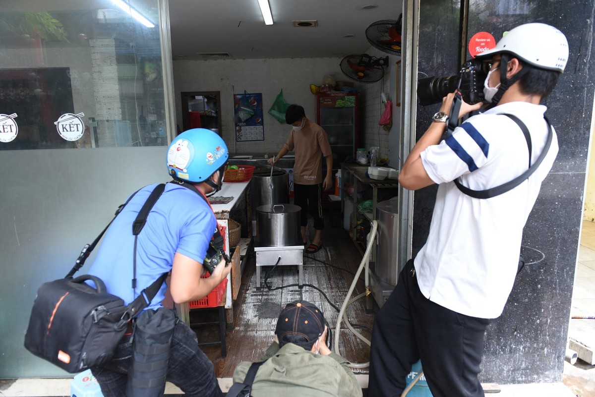 Sau hơn 50 ngày giãn cách xã hội theo chỉ thị 16, hàng quán đã được mở lại tại 19 quận huyện. Sự kiện này được đông đảo mọi người quan tâm và ủng hộ.