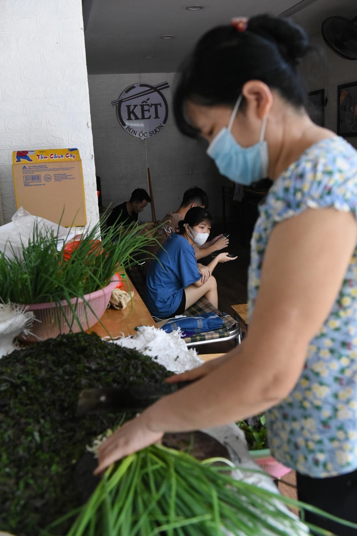 &quot;Sáng nay tôi và một số người trong gia đình đã tất bật dọn dẹp của hàng, các dụng cụ nhà bếp để mở cửa trở lại&quot;, nhân viên một quán ăn trên đường Nghĩa Đô nói.