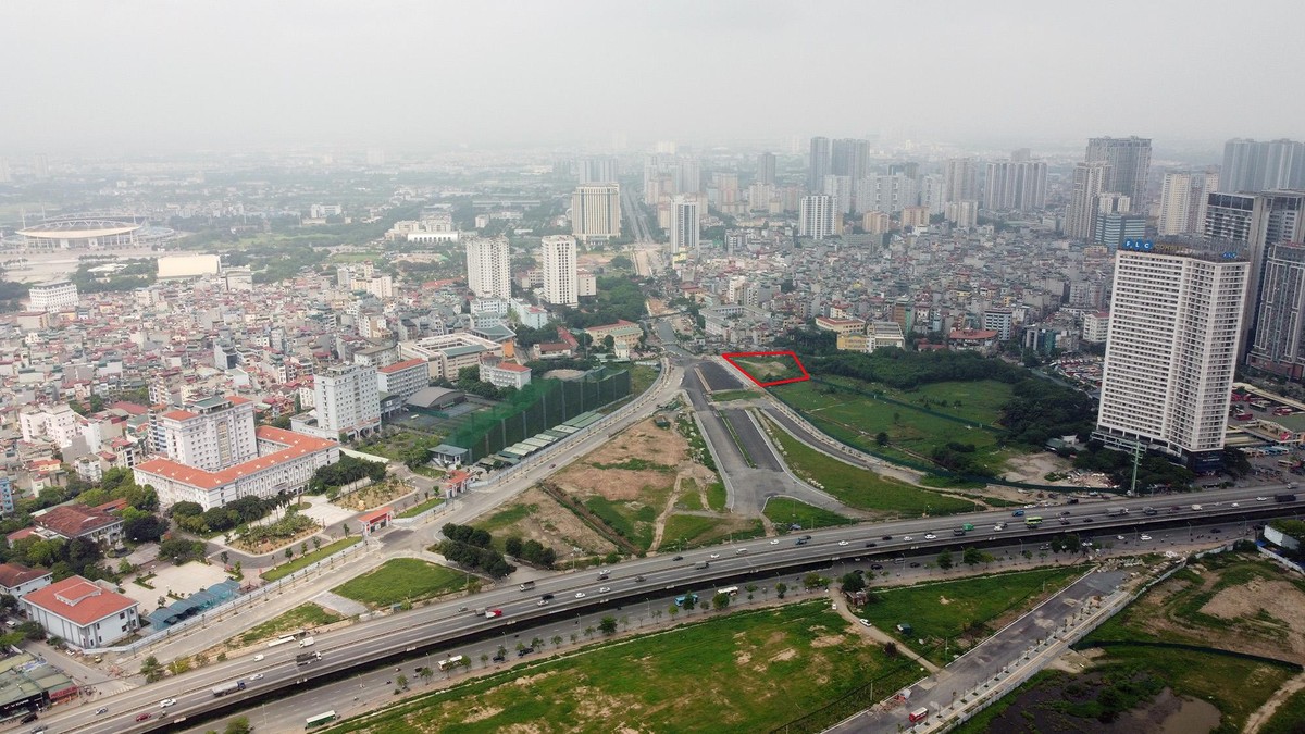 Ô đất chuyển đổi được khoanh đỏ nhìn từ phía đường vành đai 3. Khu đất được đánh giá có vị trí vàng khi nằm trên trục đường nối Phạm Hùng - Lê Đức Thọ đang xây dựng và gần khu vực đông dân cư, bến xe Mỹ Đình.