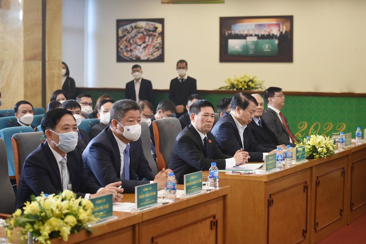 Sáng nay (4/1), tại Sở Giao dịch chứng khoán Hà Nội (HNX), Bộ trưởng Bộ Tài chính Hồ Đức Phớc đã tới dự và đánh cồng khai trương phiên giao dịch chứng khoán đầu tiên năm 2022. Tham dự buổi lễ có Thứ trưởng Bộ Tài chính Nguyễn Đức Chi, Chủ tịch Ủy ban Chứng khoán Nhà nước Trần Văn Dũng; Phó chủ tịch UBND thành phố Hà Nội Nguyễn Mạnh Quyền...