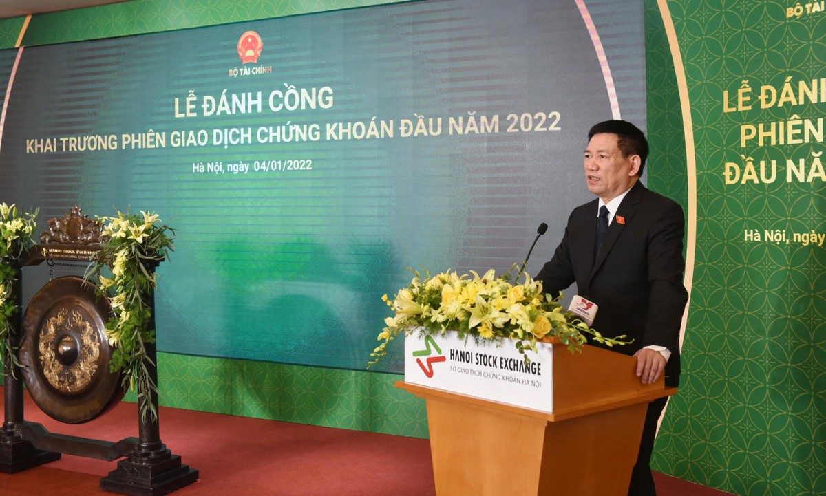 Phát biểu chỉ đạo, Bộ trưởng Bộ Tài chính đã nêu ra 5 nhiệm vụ lớn của ngành chứng khoán trong năm 2022. Đầu tiên là cần tiếp tục hoàn thiện thể chế từ luật, nghị định, chiến lược phát triển của ngành chứng khoán đến các thông tư, quy định pháp luật có liên quan đế đảm bảo bịt các lỗ hồng, đảm bảo thị trường phát triển lành mạnh, minh bạch, đúng đắn.