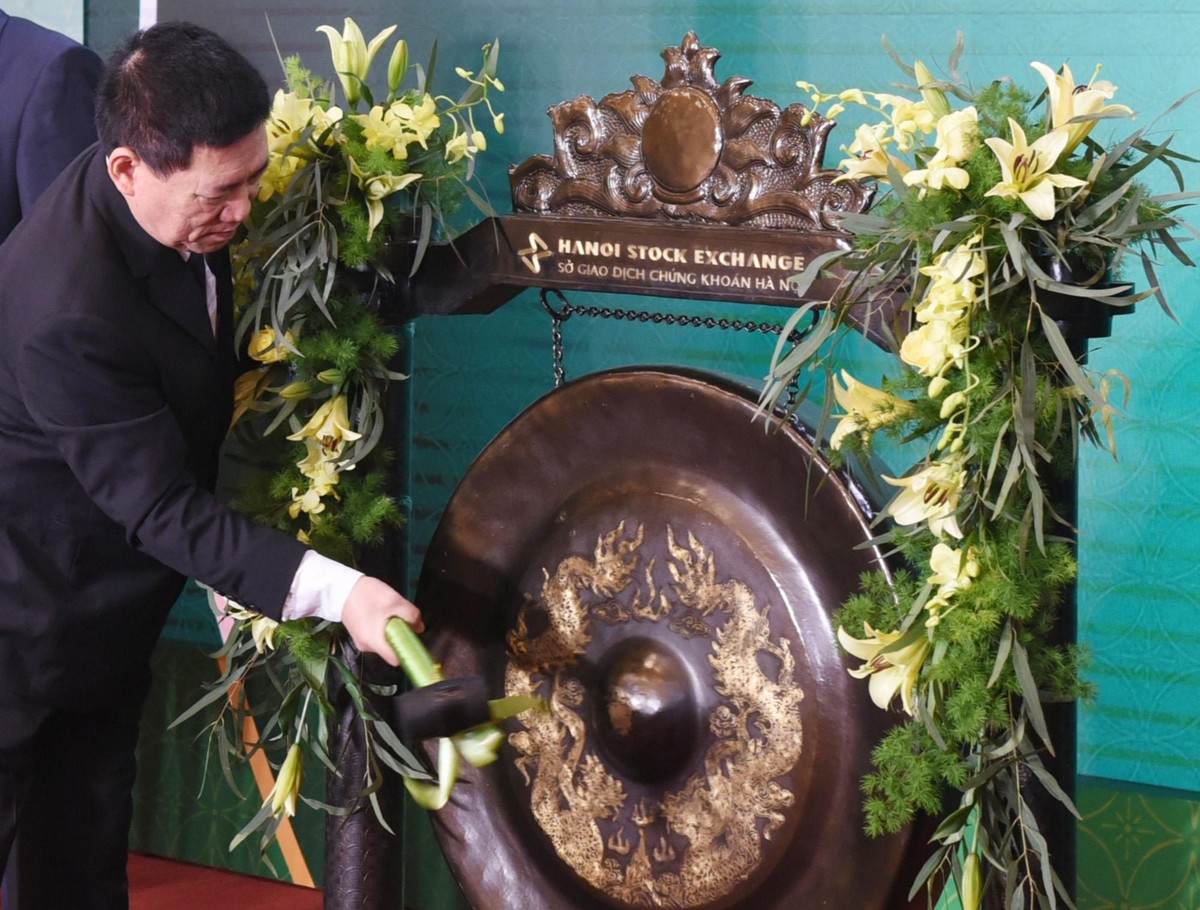Bộ trưởng cũng cho biết, Bộ Tài chính đang sửa Nghị định 153 siết điều kiện phát hành đối với trái phiếu doanh nghiệp không có tài sản đảm bảo và sẽ tiếp tục tăng cường thanh kiểm tra, xử lý vi phạm trục lợi trên thị trường chứng khoán.. Trong ảnh: Bộ trưởng Bộ Tài chính đánh cồng khai trương phiên giao dịch chứng khoán đầu năm 2022.