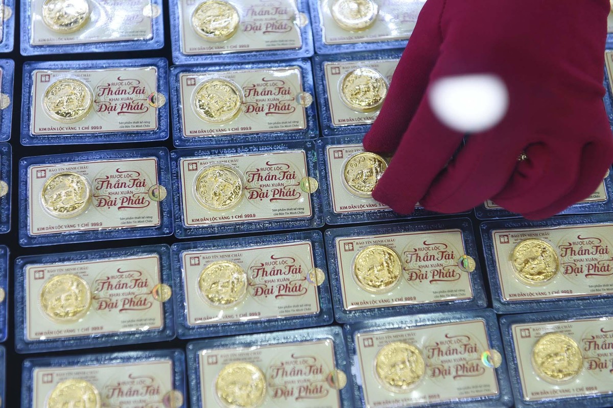 Giá vàng trong nước giảm được xem là một tín hiệu tốt cho những ai muốn mua vàng.Tuy nhiên, nhiều ý kiến khác cho rằng, thị trường vàng trong nước có thể chỉ đang “lùi một bước” để “tiến hai bước” với dự báo vàng sẽ lại lập kỷ lục mới trong ngày vía Thần Tài.
