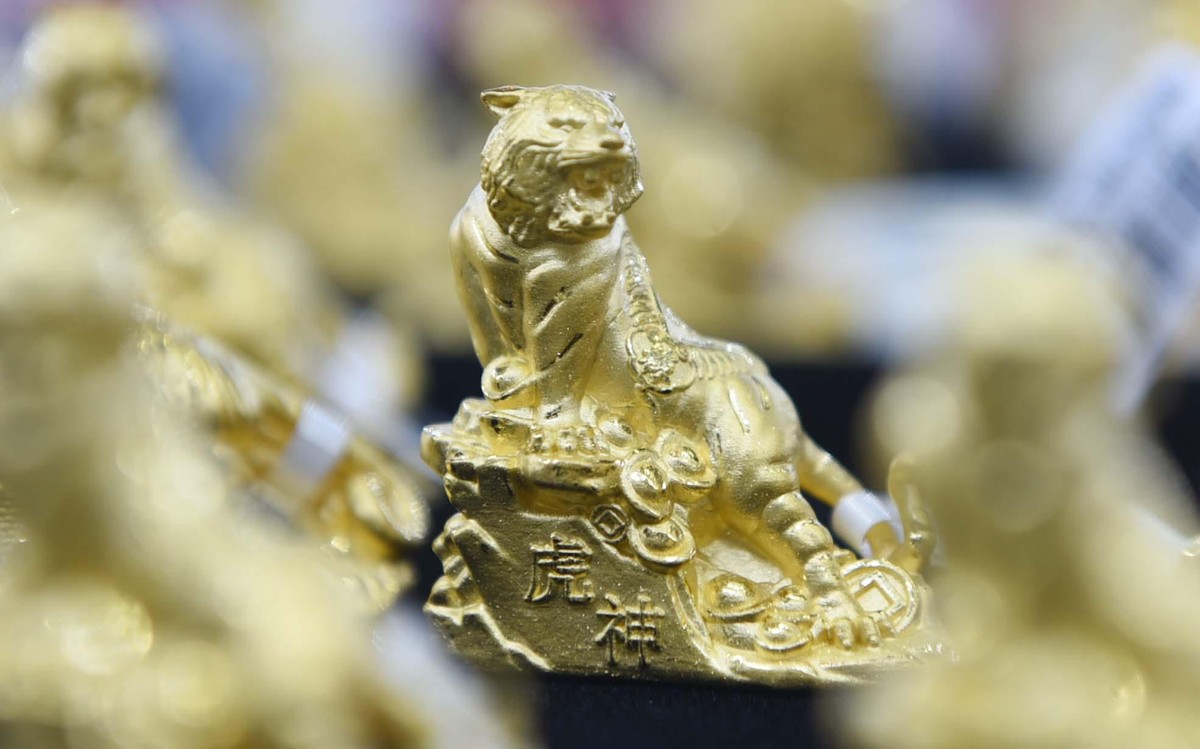 Các cửa hàng vàng còn giới thiệu các sản phẩm đại diện cho năm mới như hổ vàng, đồng tiền Thần Tài... để thu hút khách hàng.