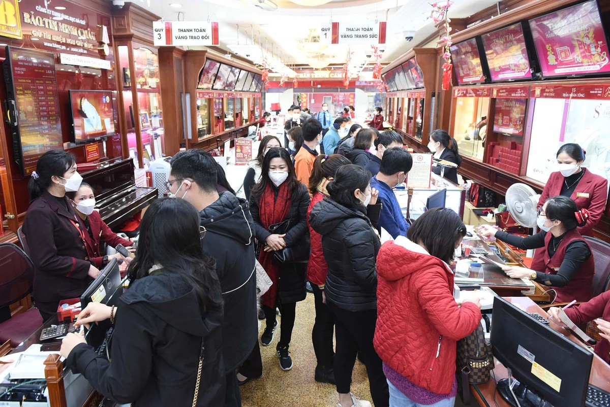 Theo quan niệm dân gian, mua vàng lấy &quot;vía&quot; ngày Thần Tài thì sẽ được thần tài phù hộ, cả năm buôn may bán đắt, may mắn, tài lộc. Do đó, trong những ngày này, các hàng vàng thường kín khách từ sáng sớm đến tối khuya.