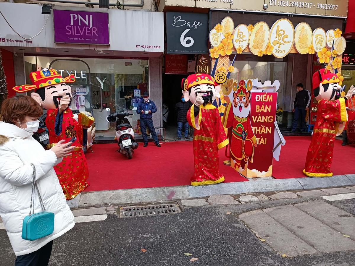 Phố Trần Nhân Tông, được mệnh danh &quot;phố vàng&quot; của Hà Nội do có rất nhiều cửa hàng kinh doanh vàng bạc đá quý, trong dịp này rất sôi động. Các cửa hàng đều đã trang trí bắt mắt để đón chào khách hàng nhân dịp ngày Thần Tài sắp đến.