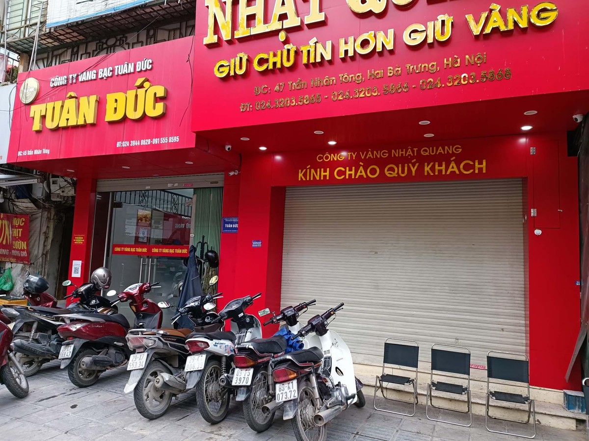 Thậm chí còn đóng cửa im ỉm, quán nước cạnh đó tận dụng mặt tiền để buôn bán.