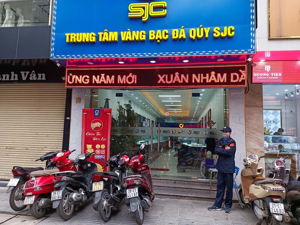 Bên cạnh các cửa hàng đông đúc, vẫn có các cửa hàng vàng vắng vẻ.