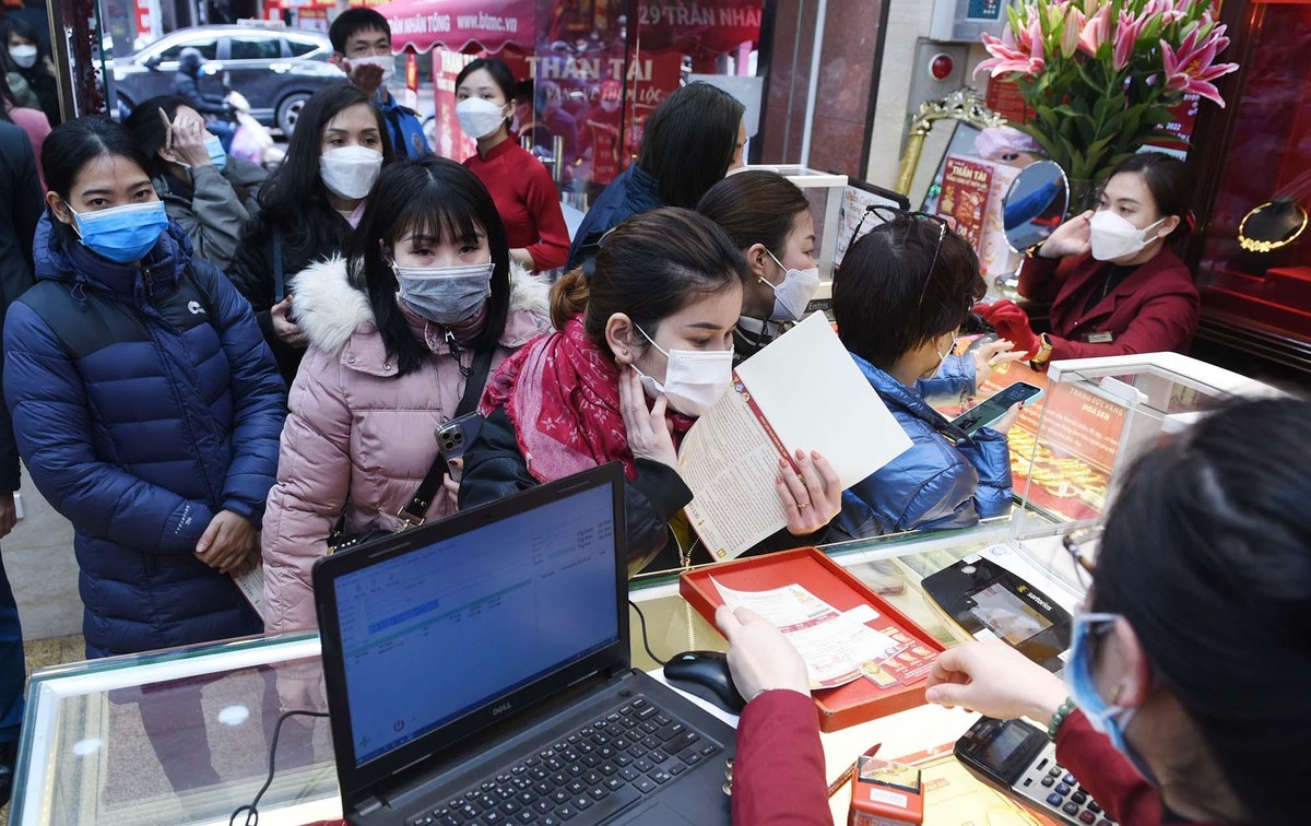 Tuy mới chỉ trước ngày vía Thần Tài một ngày, nhưng khách hàng đã phải xếp hàng để chờ mua vàng tại một cửa hiệu trên phố Trần Nhân Tông.