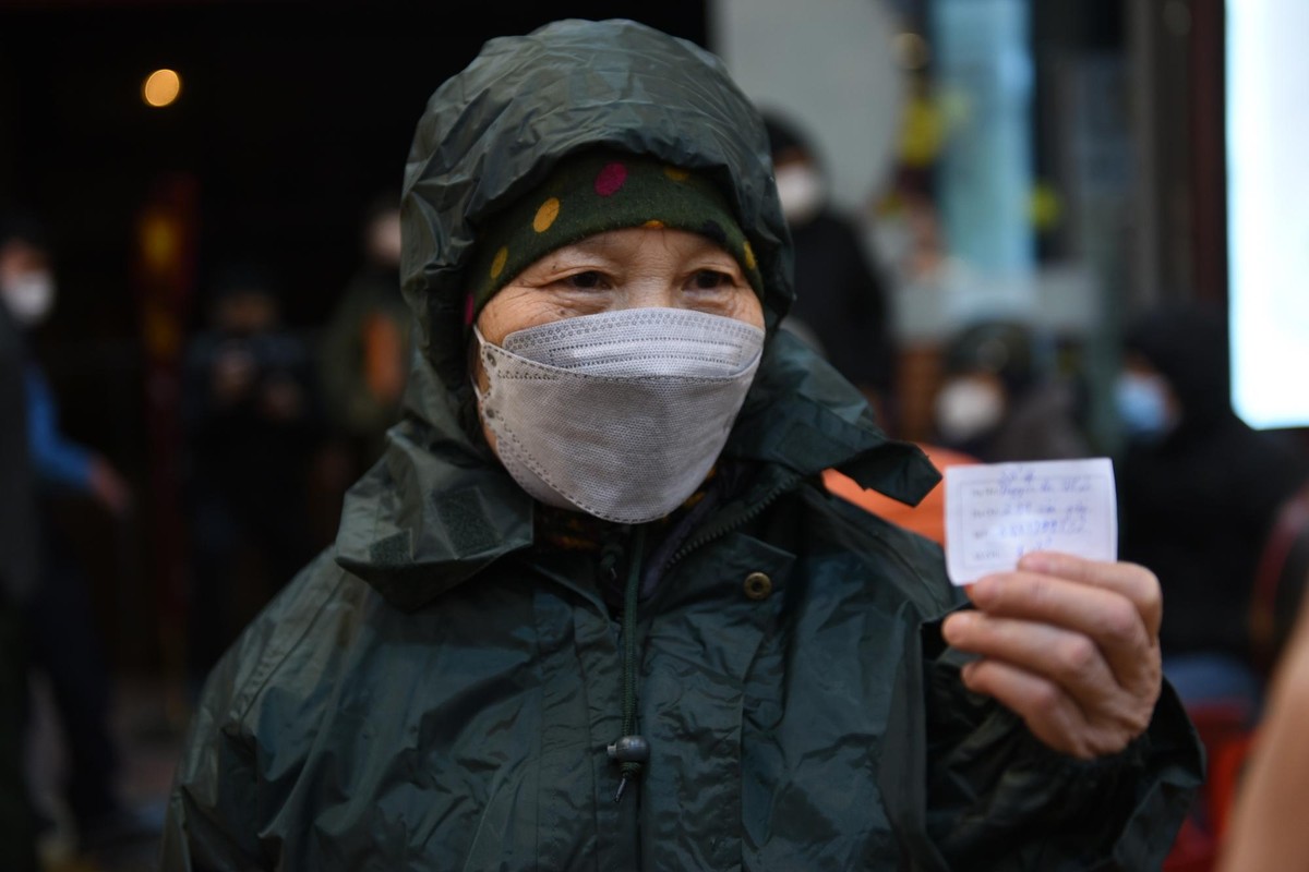 Bà Nguyễn Thị Hảo, 66 tuổi, ở Cầu Giấy chia sẻ do trời mưa rét nên đã chuẩn bị áo quần áo kỹ càng .&quot;Tôi đến xếp hàng từ 5h sáng đến. Nghe con cái thường hay kể, mua vàng vào ngày này sẽ có nhiều may mắn. Năm nay tôi quyết đi mua một lần cho biết&quot;, bà Hảo nói.