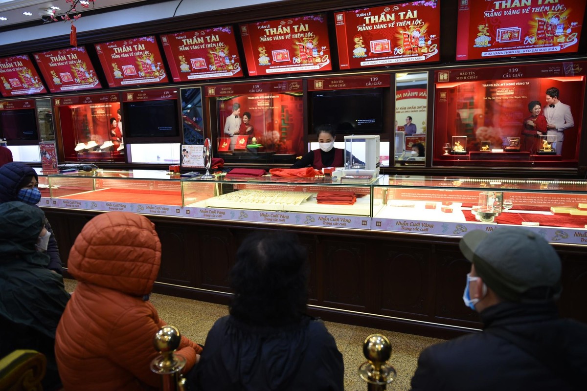 Khách hàng chờ đợi trong lúc nhân viên hàng vàng vẫn còn đang trong công tác chuẩn bị.