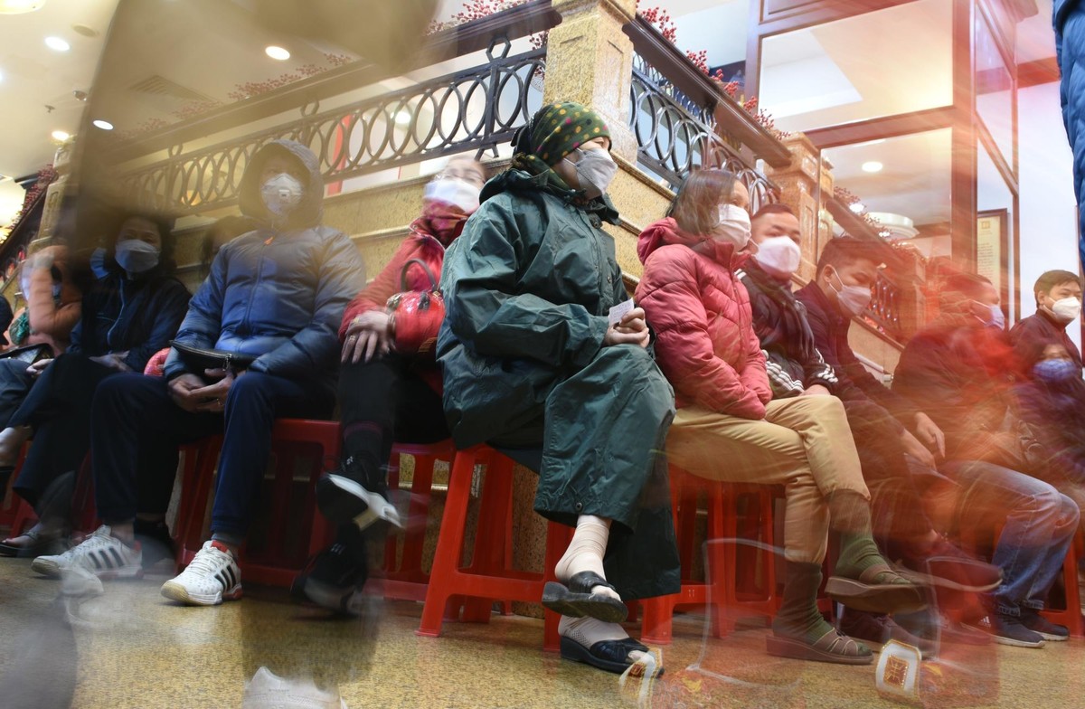 Cửa hàng vàng mở cửa từ 6h30 trước bình thường 2 tiếng đồng hồ nhưng khách hàng đã xếp hàng từ 5h sáng.