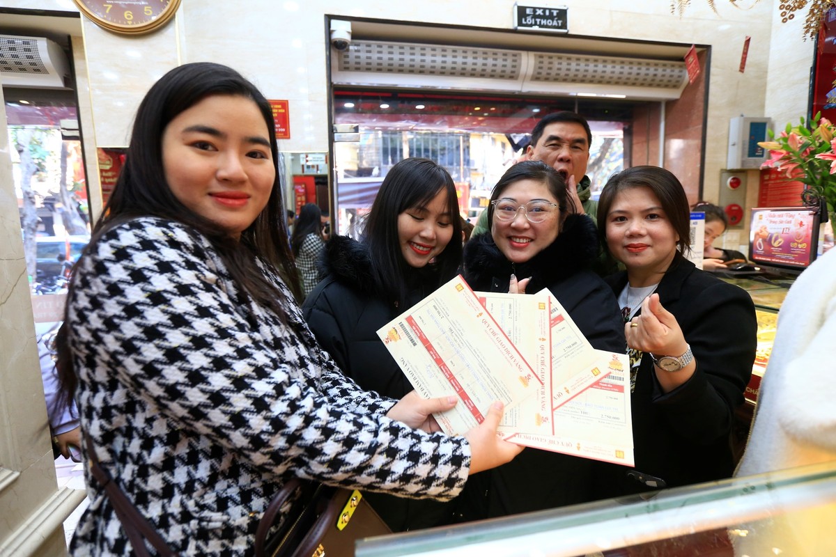 Chị Hằng (Hào Nam) và nhóm bạn mỗi người mua nửa chỉ vàng để cầu may cho biết &quot;mua sớm vì mai đỡ phải xếp hàng lâu&quot;.