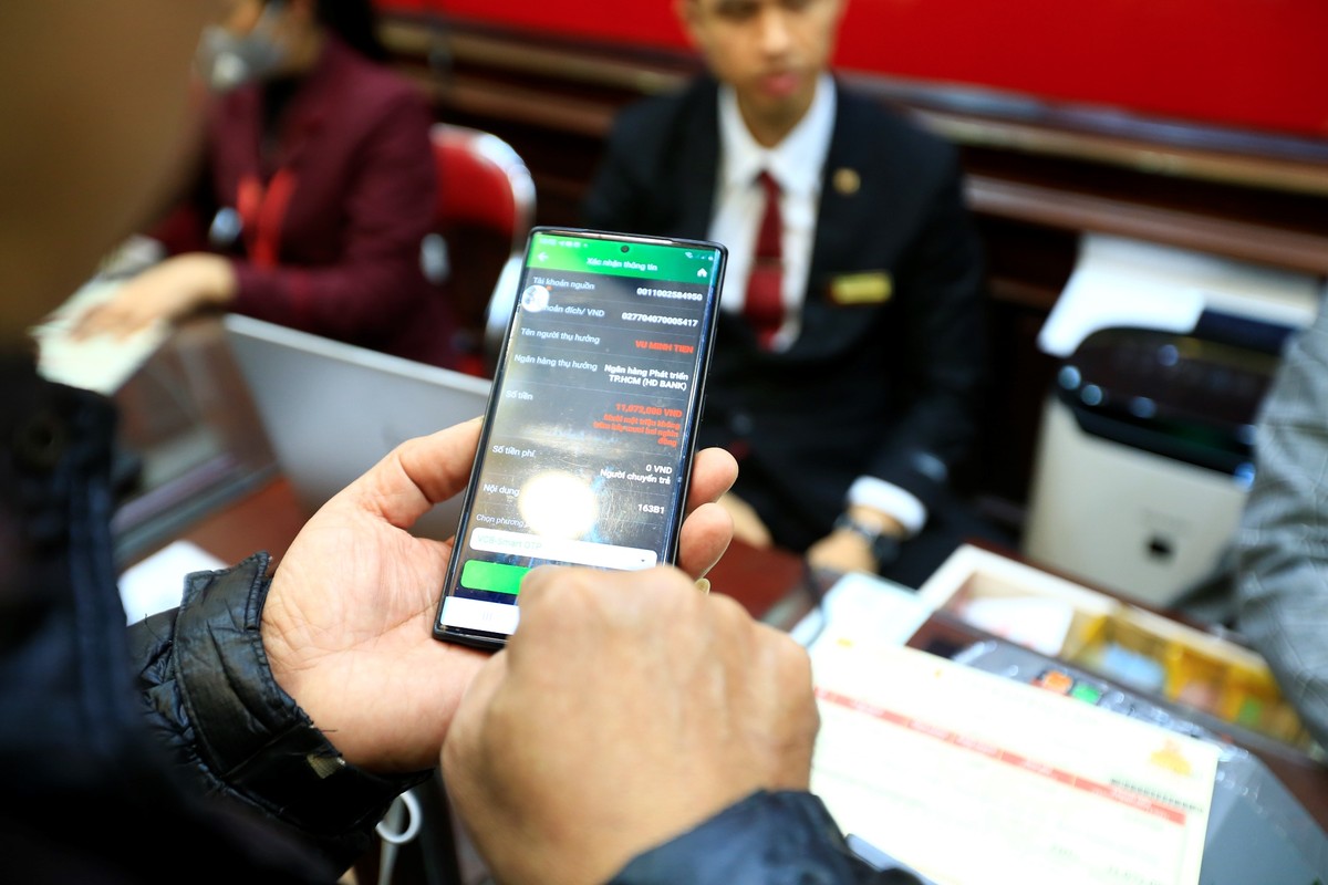 Công ty Vàng bạc đá quý Sài Gòn (SJC) sáng nay niêm yết giá bán vàng miếng 67,7 triệu đồng, thấp hơn 500.000 đồng so với phiên cuối tuần. Giá mua vào giảm tương ứng còn 66,8 triệu đồng một lượng.