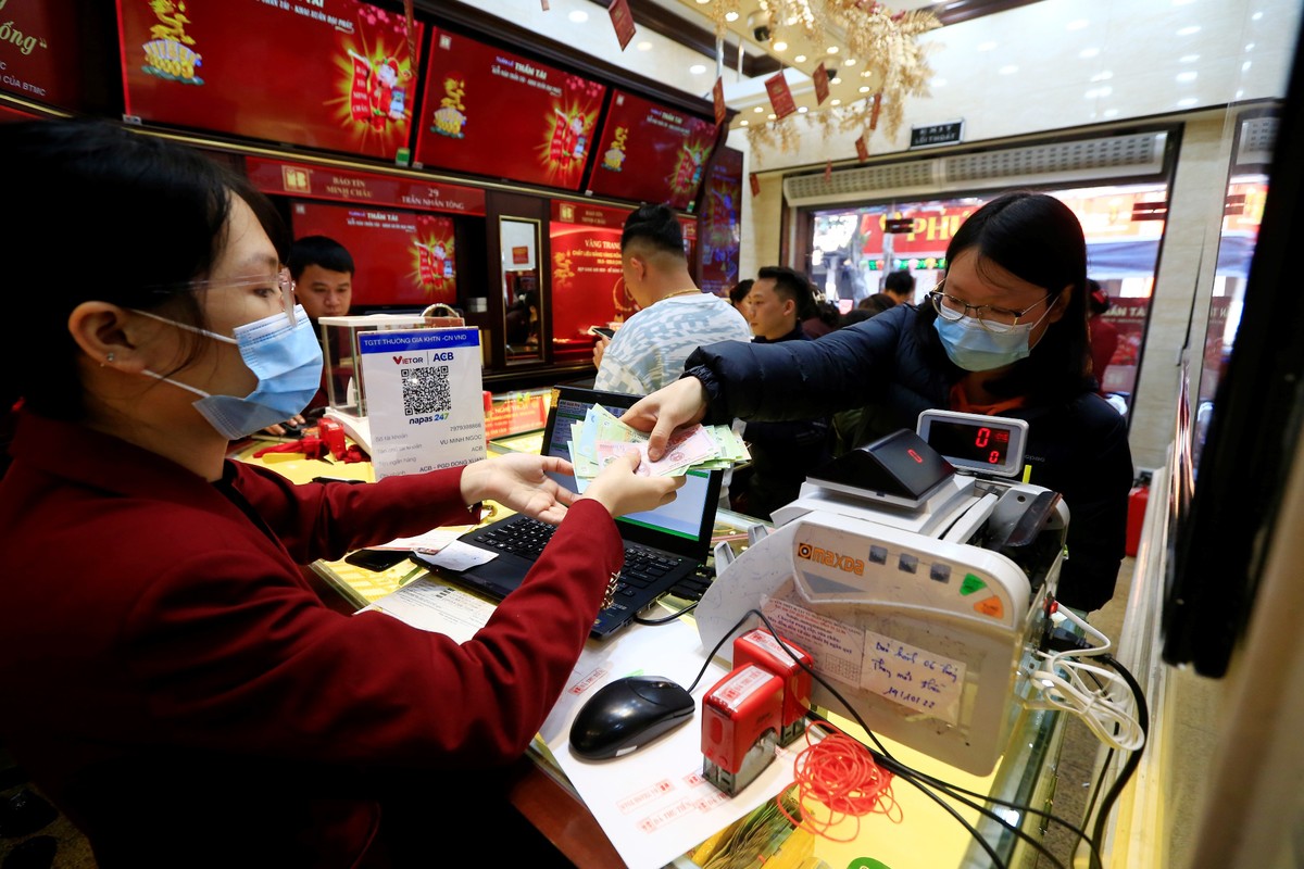 Một khách hàng chọn cho mình được sản phẩm ưng ý.