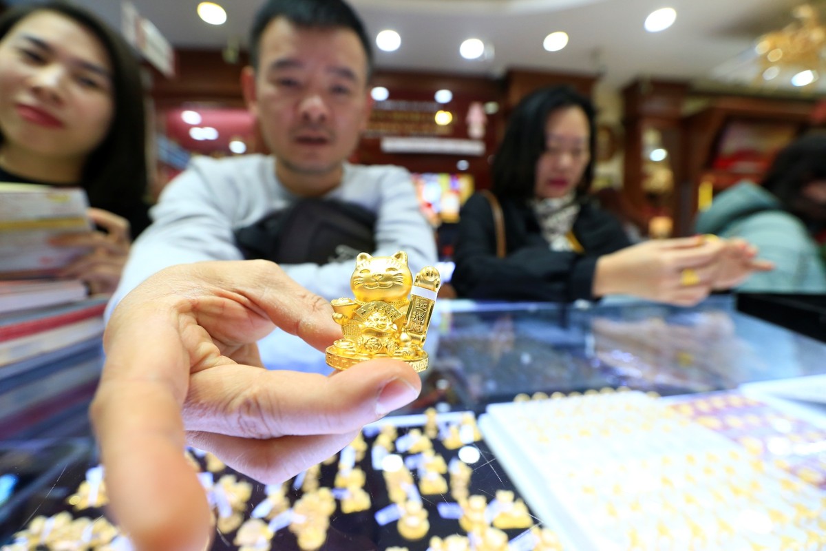 Sản phẩm mèo vàng Thần tài có giá 25 triệu đồng tại một cửa hàng trên phố Trần Nhân Tông.