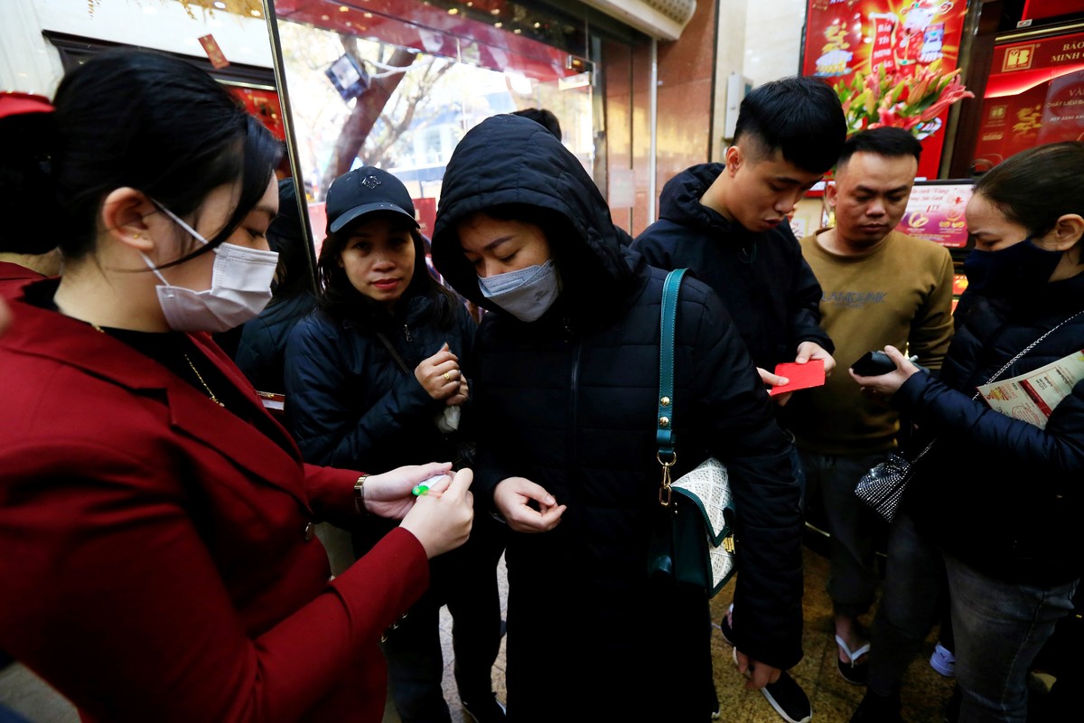 Dù còn cách một ngày mới đến ngày Vía Thần tài, nhưng nhiều người đã tranh thủ mua sớm, tránh cảnh chen chúc ngày mai. Tuy nhiên, lượng khách đến mua sớm cũng rất đông, khiến các cửa tiệm, hàng vàng phải ghi phiếu từng người.