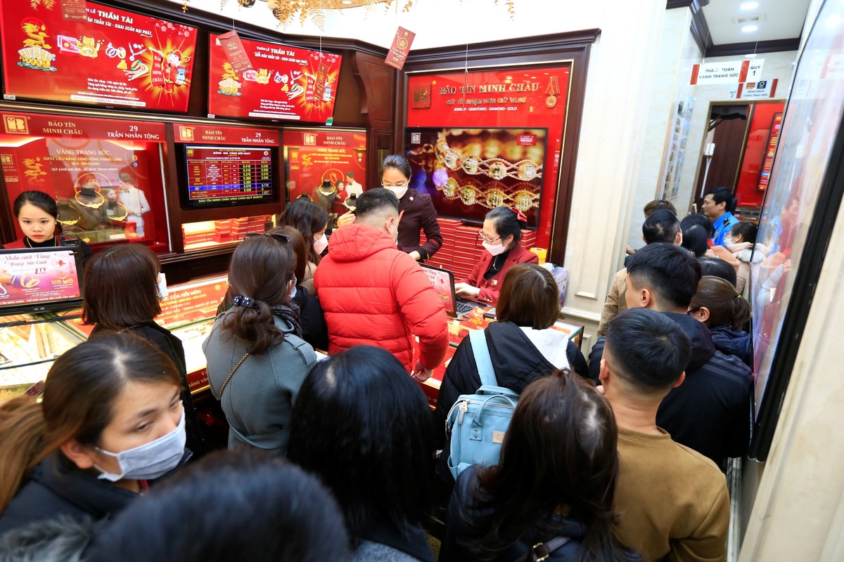 Theo quan niệm dân gian, mua vàng lấy &quot;vía&quot; ngày Thần Tài thì sẽ được thần tài phù hộ, cả năm buôn may bán đắt, may mắn, tài lộc. Do đó, trong những ngày này, các hàng vàng thường kín khách từ sáng sớm đến tối khuya.