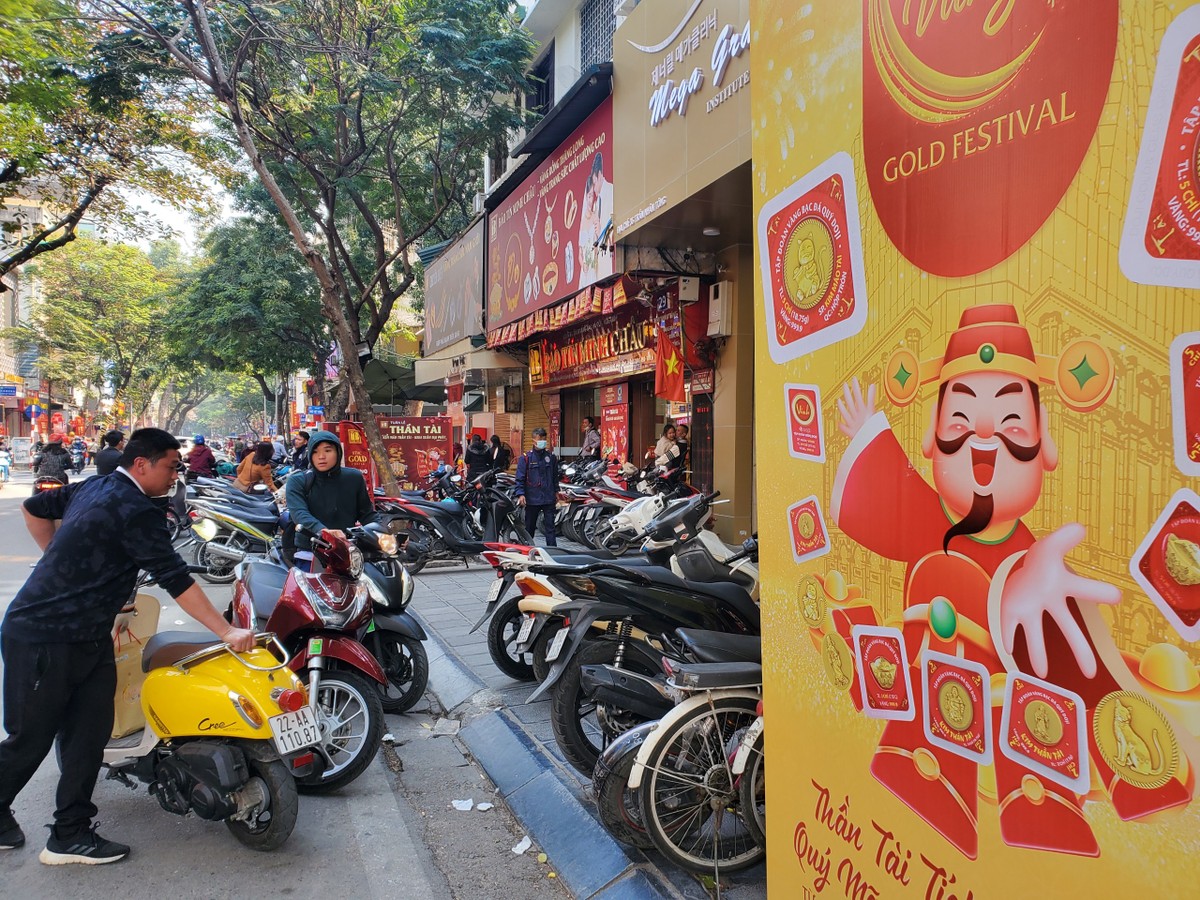 Phố Trần Nhân Tông, được mệnh danh &quot;phố vàng&quot; của Hà Nội do có rất nhiều cửa hàng kinh doanh vàng bạc đá quý, trong dịp này rất sôi động. Các cửa hàng đều đã trang trí bắt mắt để đón chào khách hàng nhân dịp ngày Thần Tài sắp đến.