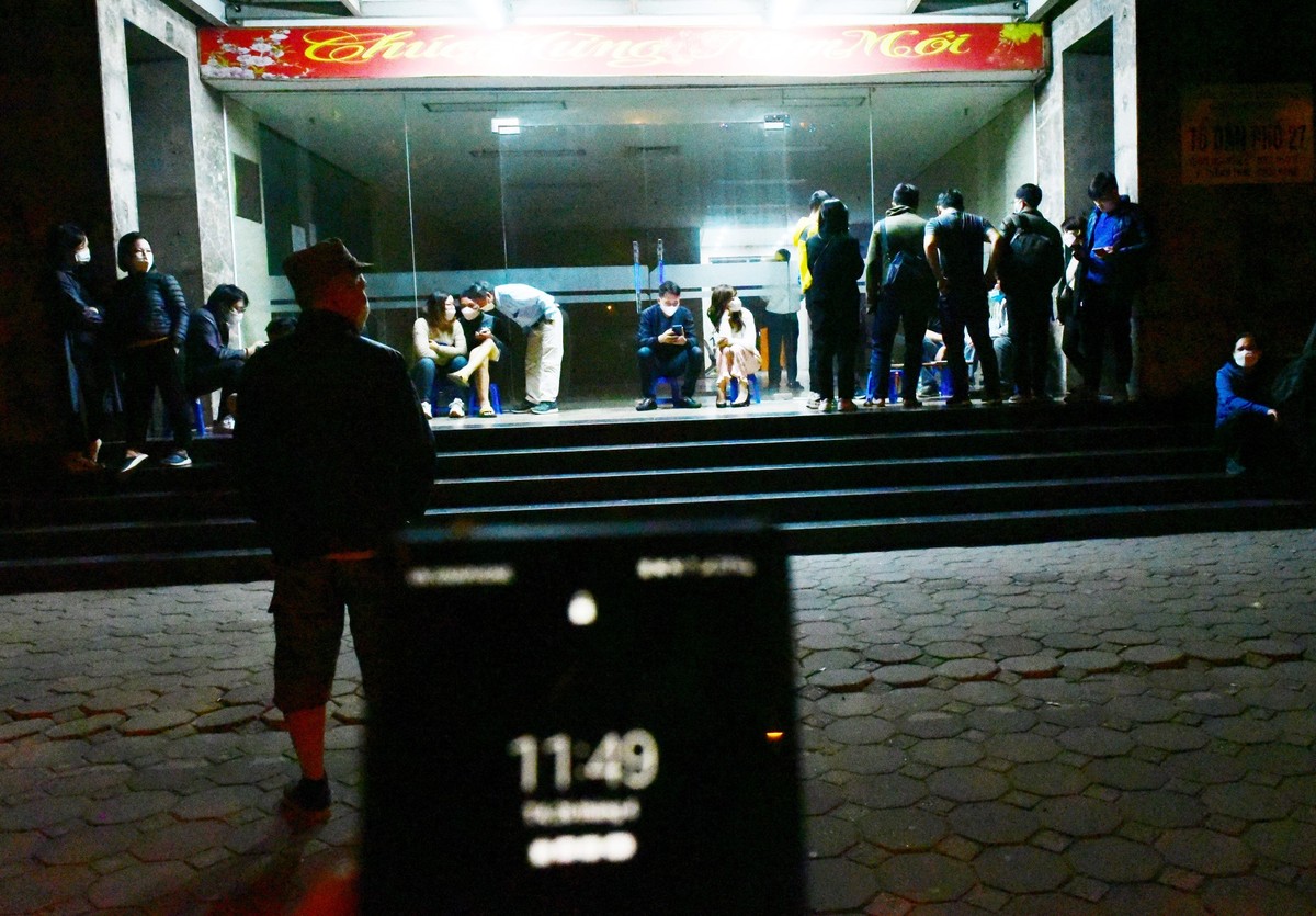 Gần 0h sáng ngày 27/4, dưới ánh đèn yếu ớt, hàng chục người đã tập trung trước trụ sở Công ty Cổ phần Đầu tư xây dựng NHS để xếp hàng chờ đến giờ nộp hồ sơ mua nhà ở xã hội NHS Trung Văn.