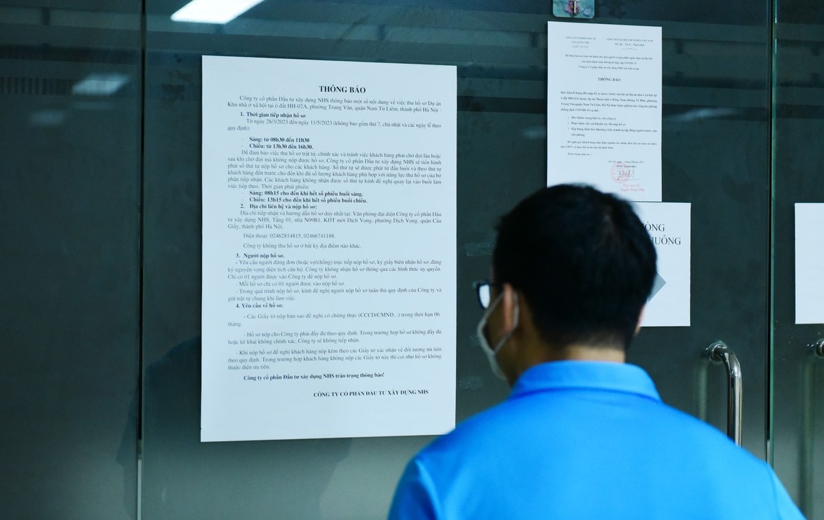Tuy trước văn phòng công ty, chủ đầu tư dán thông báo rõ thời gian nhận hồ sơ sáng từ 8h15 sáng đến 11h30; chiều từ 13h30 đến 16h30 (tiếp nhận từ 28/3 đến 11/5/2023) không bao gồm thứ Bảy, Chủ nhật và ngày lễ, nhưng theo đại diện công ty Cổ phần Đầu tư xây dựng NHS trả lời báo chí mỗi ngày công ty chỉ nhận 30-40 bộ hồ sơ xin mua nhà ở xã hội.