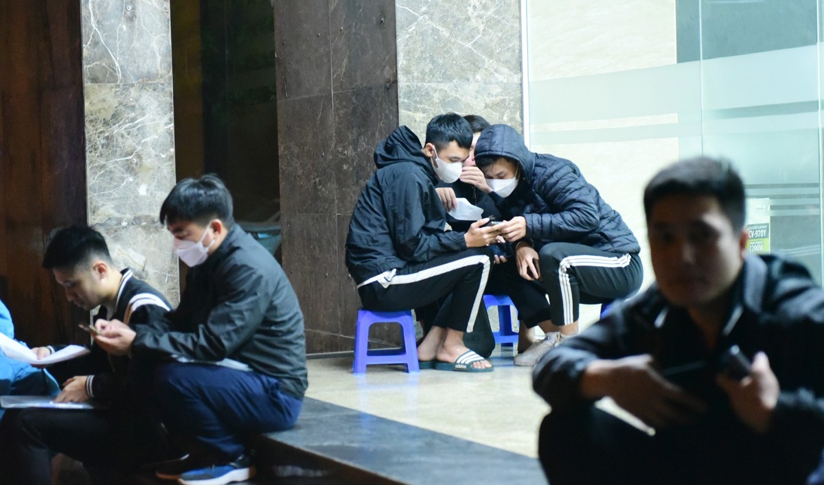 Liên quan đến dự án nhiều người cho biết không khó để tìm thấy thông tin trên mạng, nhiều môi giới đang quảng cáo công khai có suất ngoại giao tại Dự án nhà ở xã hội Trung Văn với mức giá chênh mỗi căn lên tới vài trăm triệu đồng sẽ đảm bảo có thể bốc trúng suất mua nhà.