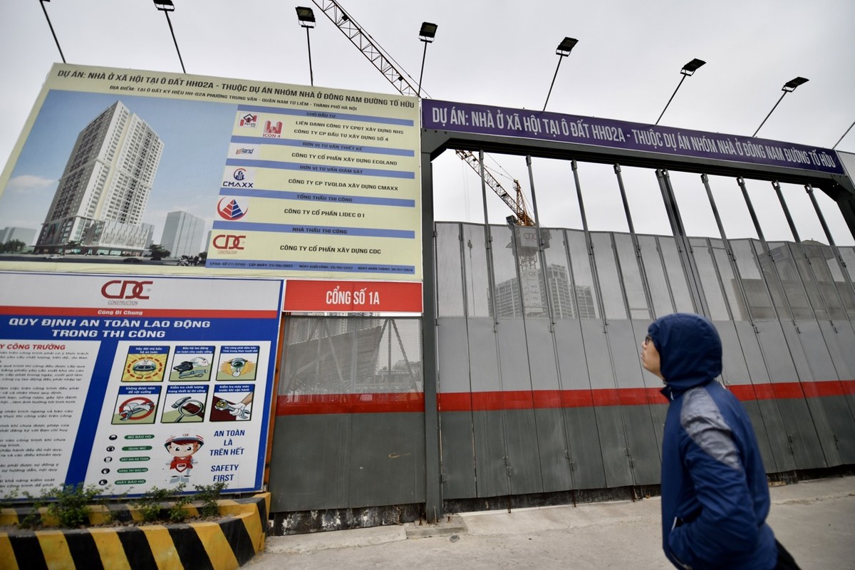 Giá công bố của chủ đầu tư dự án NHS Trung Văn là 19,5 triệu đồng mỗi m2. Như vậy, để sở hữu căn nhỏ nhất với diện tích 69,9 m2 tại dự án này, người mua cần bỏ ra hơn 1,39 tỷ đồng; căn diện tích to nhất 76,8 m2 khoảng 1,5 tỷ đồng. Người trúng sẽ phải trả trước 50 triệu đồng, sau đó thanh toán thêm 6 đợt nữa.