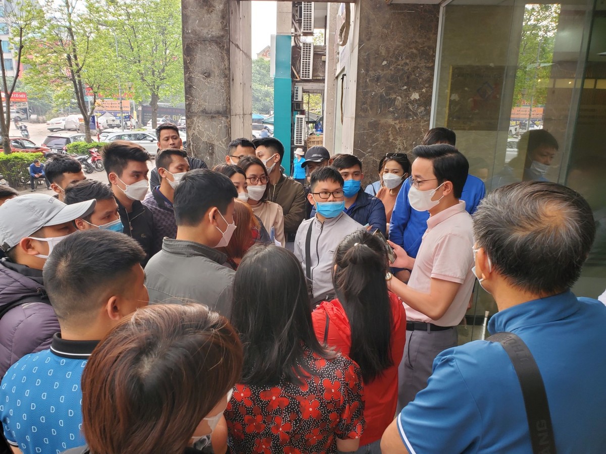 8h sáng, hàng trăm người đứng chờ đợi nhưng những người đến muộn khó nộp được hồ sơ vì mỗi ngày chủ đầu tư chỉ nhận 40 bộ.
