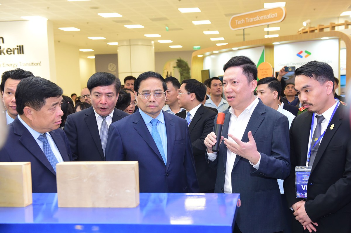 Diễn ra cùng ngày với sự kiện khánh thành, Triển lãm quốc tế Đổi mới sáng tạo Việt Nam năm 2023 (VIIE 2023) cũng sẽ diễn ra trong 5 ngày từ 28/10-1/11/2023. Trong ảnh Thủ tướng cùng các vị lãnh đạo thăm gian hàng của Tập đoàn Masan.