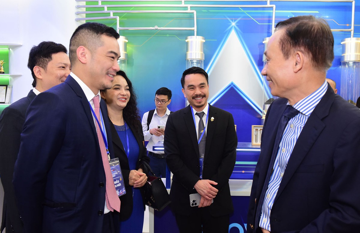 VIIE 2023 hứa hẹn sẽ tạo ra sự tương tác và kết nối giữa doanh nghiệp và cộng đồng. Trong ảnh: Lãnh đạo Tập đoàn Masan giao lưu với khách tham quan. VIIE 2023 hứa hẹn sẽ tạo ra sự tương tác và kết nối giữa doanh nghiệp và cộng đồng. Trong ảnh: Lãnh đạo Tập đoàn Masan giao lưu với khách tham quan.