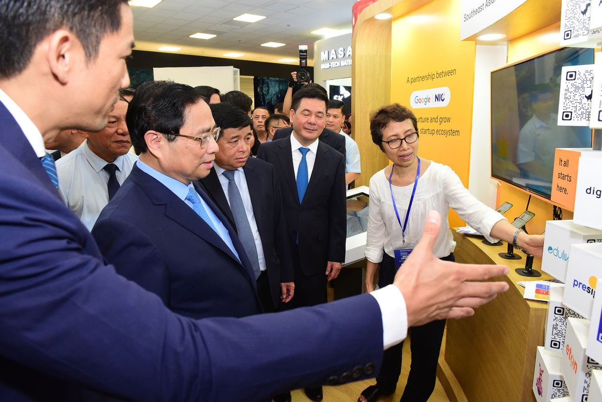 Triển lãm quy tụ hàng trăm doanh nghiệp công nghệ trong nước và quốc tế, cùng sự tham gia của nhiều chủ thể hệ sinh thái: các cơ quan nhà nước, viện nghiên cứu - trường đại học, mạng lưới chuyên gia - trí thức, quỹ đầu tư, các tổ chức tư vấn, hỗ trợ đổi mới sáng tạo. Trong ảnh: Thủ tướng thăm gian hàng của Google.