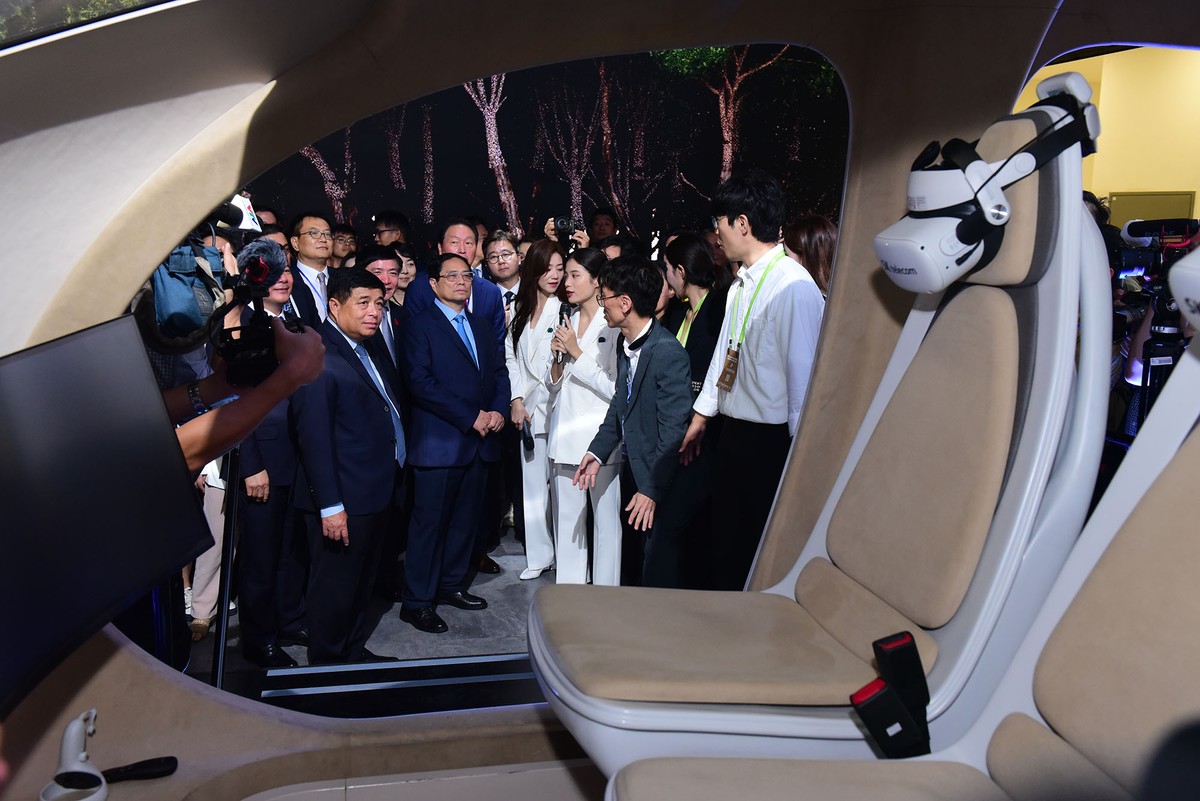 Theo Bộ Kế hoạch và Đầu tư, Triển lãm là sự kiện mang tầm quốc tế, quy tụ hàng trăm doanh nghiệp công nghệ hàng đầu trong nước và quốc tế, cùng sự tham gia của nhiều chủ thể hệ sinh thái: các cơ quan nhà nước, viện nghiên cứu - trường đại học, mạng lưới chuyên gia - trí thức, quỹ đầu tư, các tổ chức tư vấn, hỗ trợ đổi mới sáng tạo. Trong ảnh: Thủ tướng thăm gian hàng của Tập đoàn SK Hàn Quốc.