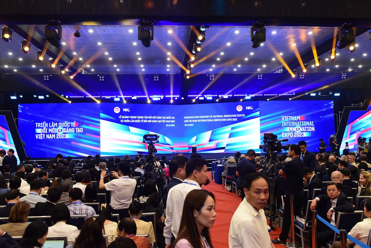 Sân khấu chính của buổi lễ khánh thành Trung tâm Đổi mới Sáng tạo Quốc gia và khai mạc Triển lãm Đổi mới Sáng tạo Quốc gia được đánh giá rất hoành tráng.