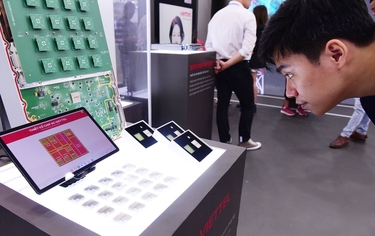 Đến với VIIE 2023, khách tham dự trực tiếp được chiêm ngưỡng bức tranh công nghệ tương lai đến từ các doanh nghiệp công nghệ đổi mới sáng tạo hàng đầu trong và ngoài nước.Trong ảnh: Thiết kế chip 5G của Viettel được trưng bày tại triển lãm. Đến với VIIE 2023, khách tham dự trực tiếp được chiêm ngưỡng bức tranh công nghệ tương lai đến từ các doanh nghiệp công nghệ đổi mới sáng tạo hàng đầu trong và ngoài nước.Trong ảnh: Thiết kế chip 5G của Viettel được trưng bày tại triển lãm.