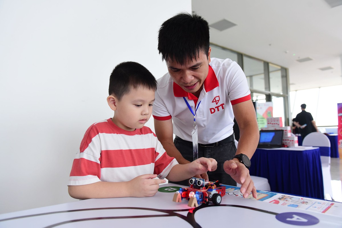 Ngoài các gian hàng, triển lãm còn có các khu vực trải nghiệm công nghệ độc đáo. Ngoài các gian hàng, triển lãm còn có các khu vực trải nghiệm công nghệ độc đáo.