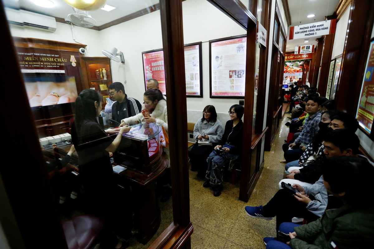 Theo quản lý một cửa hàng vàng trên phố Trần Nhân Tông cho biết, lượng khách tăng đột biến do giá vàng biến động lớn trước Tết và vì sắp đến ngày vía Thần Tài (10 Âm lịch).