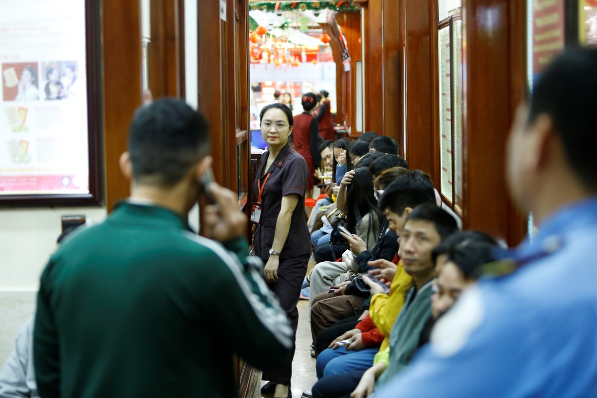 Khách ngồi chờ đến lượt phải nép sát một bên nhường lại một lối đi nhỏ hẹp.