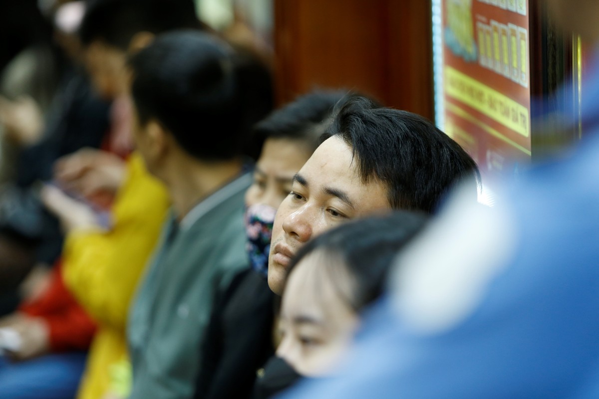 Trung bình mỗi người mất 1 tiếng đồng hồ mới đến lượt giao dịch vàng trong sáng ngày 15/2.