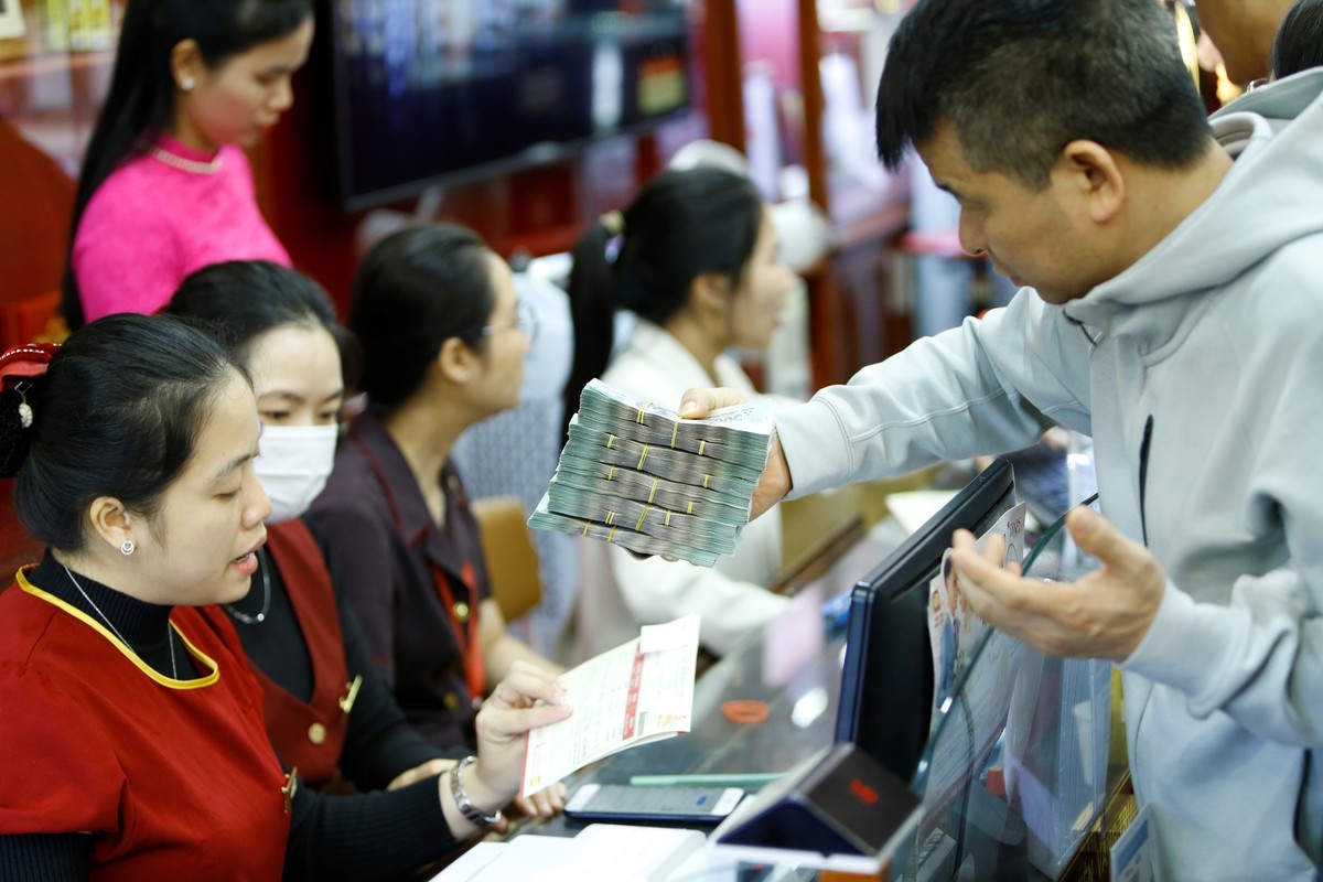 Theo quan sát của PV Báo Đầu tư Chứng khoán, sức mua vào vẫn cao, đặc biệt sản phẩm nhẫn vàng tròn trơn rất được săn đón. Khách có nhu cầu mua nhiều sẽ được hẹn đến sau ngày vía Thần Tài.