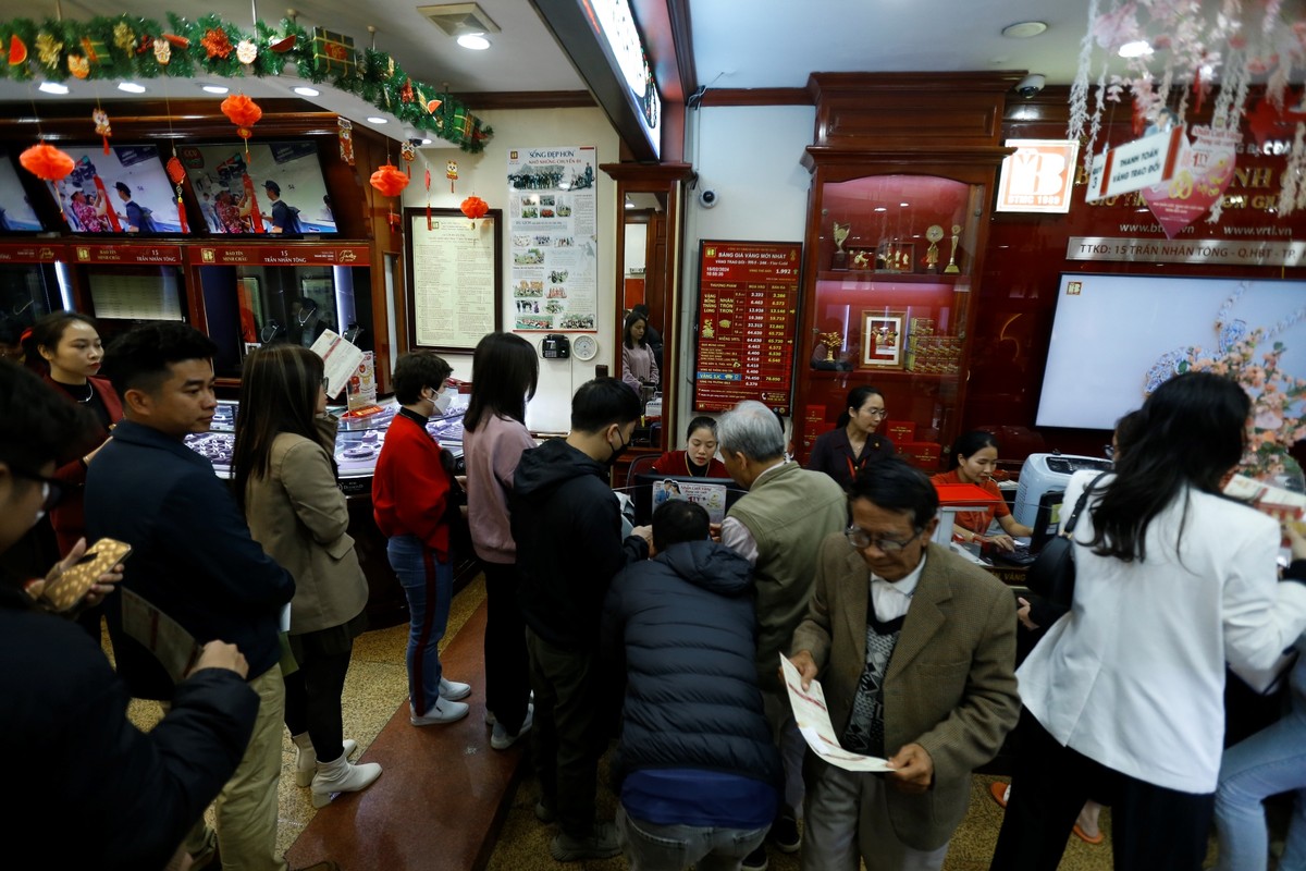 Sáng ngày 15/2, tại các cửa hiệu vàng trên phố Trần Nhân Tông đã có rất đông người đến giao dịch.
