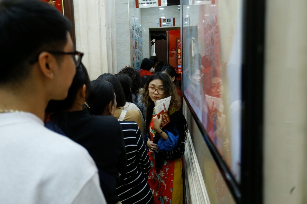 Dù đã có sắp xếp của hàng vàng nhưng do có quá nhiều người đến giao dịch nên việc di chuyển cũng trở nên khó khăn.