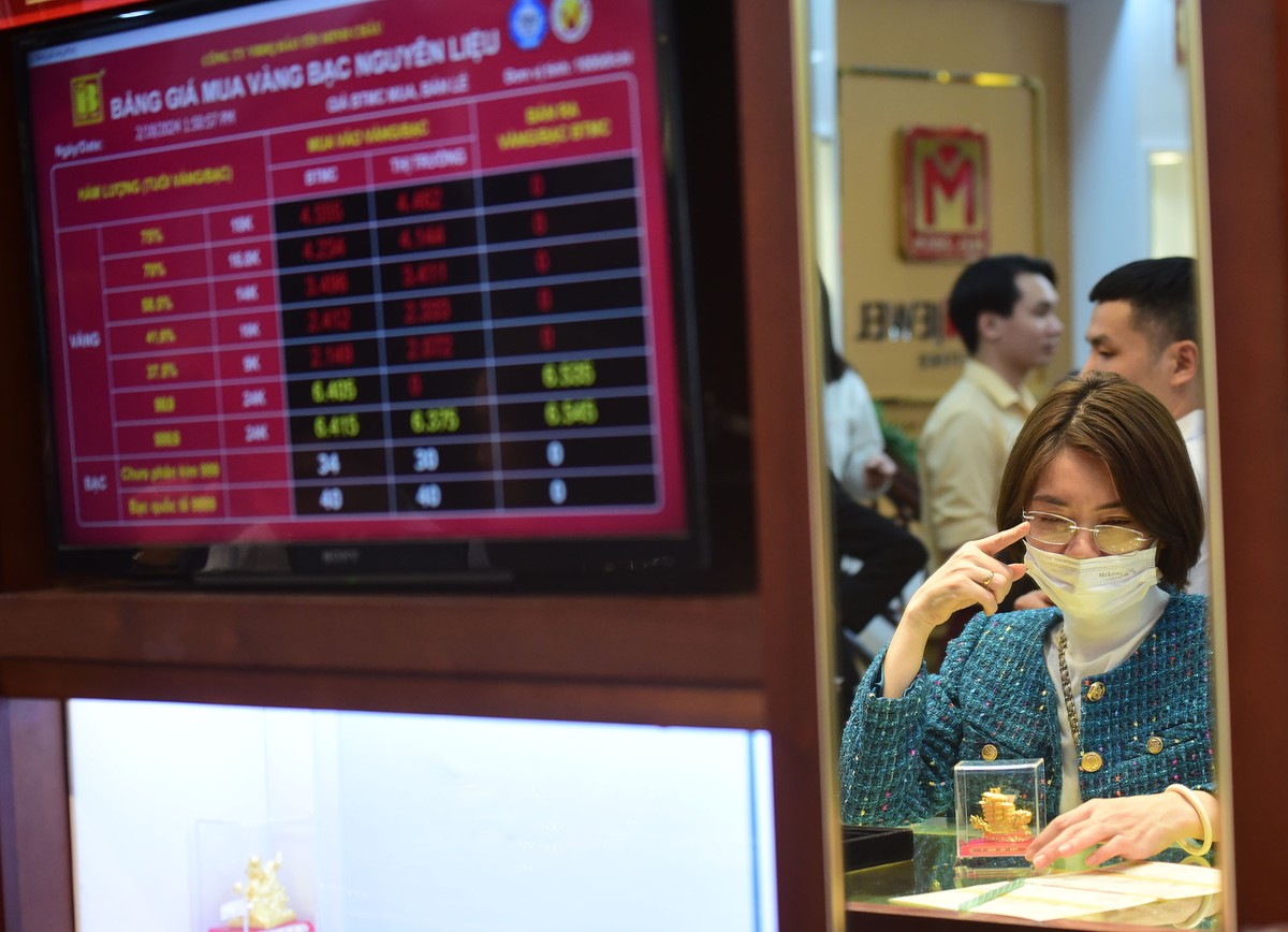 Ngay trước vía Thần Tài, giá vàng trồi sụt. Giá vàng SJC của Công ty Vàng bạc Đá quý Sài Gòn hiện niêm yết lần lượt ở mức 75,8 - 78,42 triệu đồng/lượng (mua vào - bán ra). Thương hiệu vàng Rồng Thăng Long của Bảo Tín Minh Châu hiện đứng ở mức 64,78 - 65,88 triệu đồng/lượng (mua vào - bán ra).