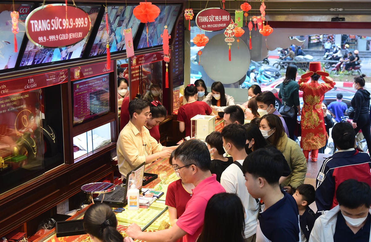 Người dân mua bán vàng sớm trước ngày vía Thần tài. Một số hệ thống kim hoàn lớn đông khách suốt cả ngày còn tại cửa tiệm bé thì lác đác khách.
