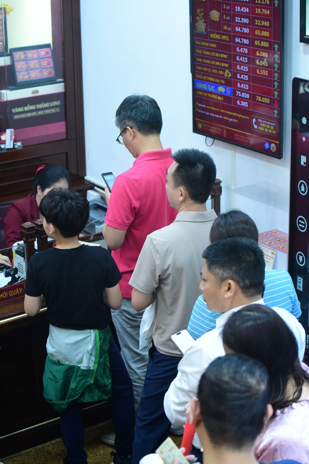 Cảnh chen chân xếp hàng mua vàng bắt đầu từ ngày mùng 6 Tết, thời điểm kết thúc kỳ nghỉ Tết Nguyên đán Giáp Thìn đến nay.