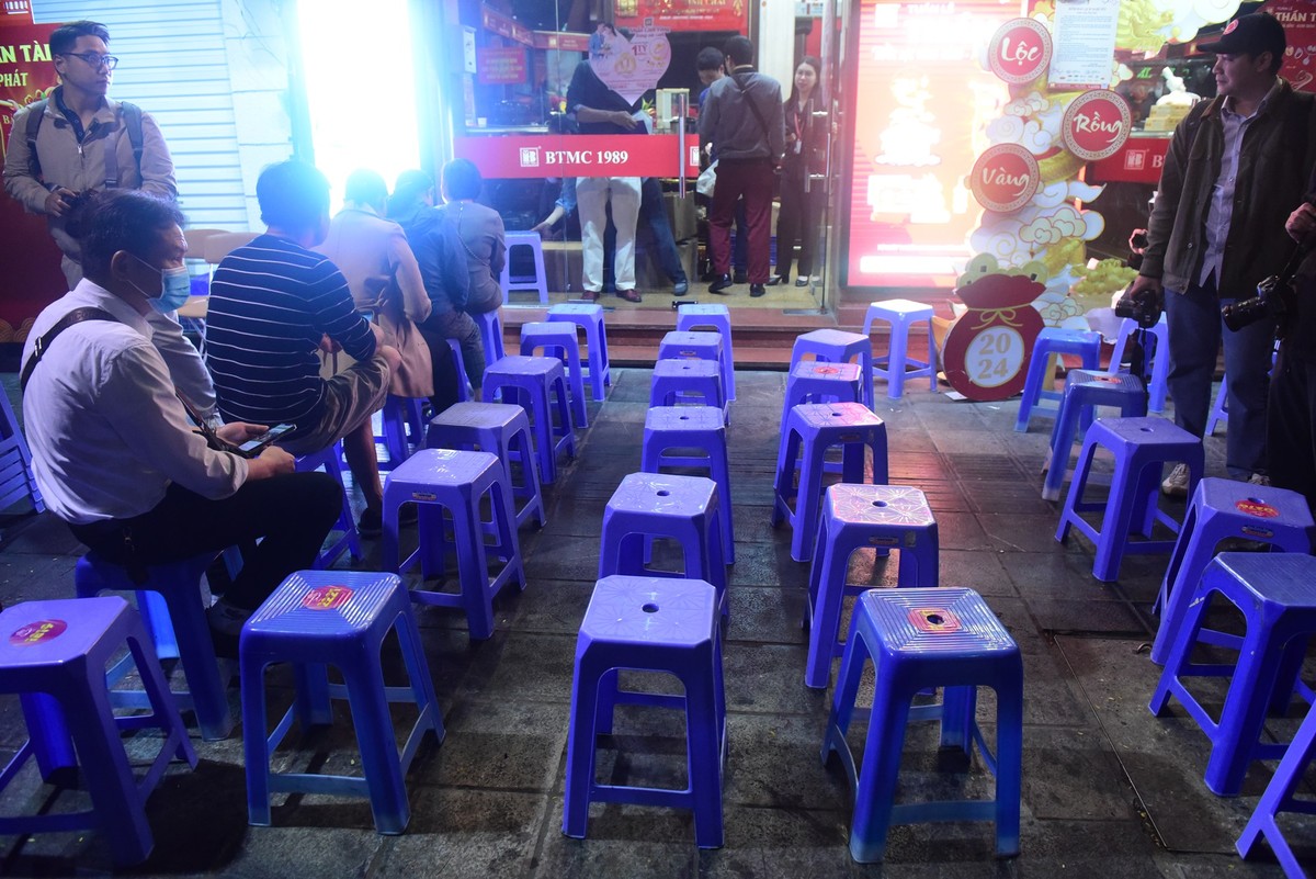 5h sáng ngày 19/2 (mùng 10 tháng Giêng), nhiều người dân đã có mặt ở phố Trần Nhân Tông, Hà Nội, xếp hàng chờ mua vàng lấy may ngày Vía Thần tài. 5h sáng ngày 19/2 (mùng 10 tháng Giêng), nhiều người dân đã có mặt ở phố Trần Nhân Tông, Hà Nội, xếp hàng chờ mua vàng lấy may ngày Vía Thần tài.