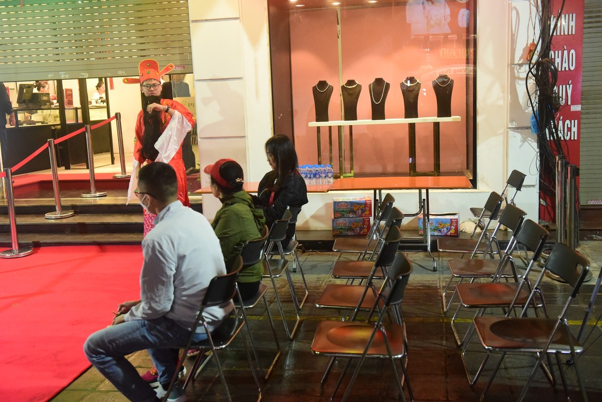 Khác với mọi năm, năm nay chỉ lác đác một vài khách hàng đến xếp hàng chờ hàng vàng trên phố vàng Trần Nhân Tông mở cửa. Hầu hết các cửa hàng vàng trong ngày Thần tài (10 Âm lịch) đều mở cửa sớm hơn, từ khoảng 6h30 sáng. Khác với mọi năm, năm nay chỉ lác đác một vài khách hàng đến xếp hàng chờ hàng vàng trên phố vàng Trần Nhân Tông mở cửa. Hầu hết các cửa hàng vàng trong ngày Thần tài (10 Âm lịch) đều mở cửa sớm hơn, từ khoảng 6h30 sáng.