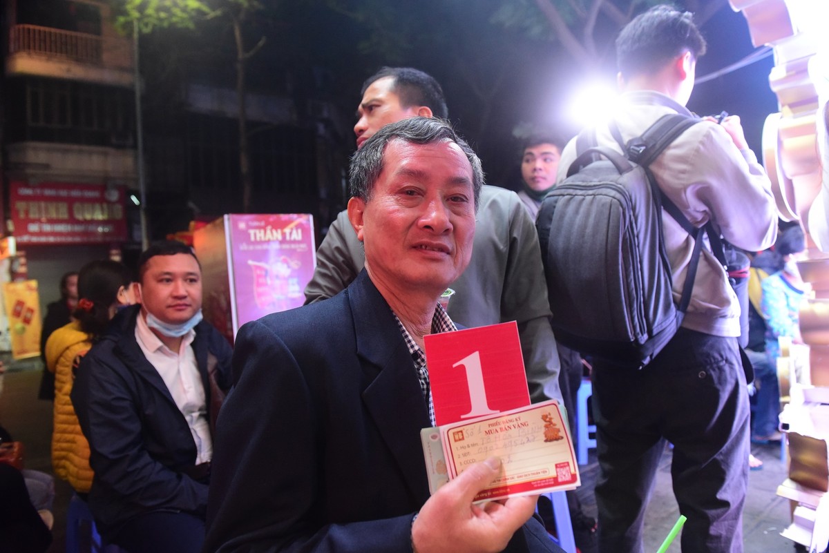 Có mặt tại tiệm vàng Bảo Tín Minh Châu, đường Trần Nhân Tông lúc hơn 3h sáng, ông Tô Hoà Bình (68 tuổi, ở quận Đống Đa, Hà Nội) cho biết, đã giữ thói quen chờ xếp hàng mua vàng ngày vía Thần Tài suốt 12 năm qua với mong muốn sẽ được nhiều may mắn, tài lộc, sức khoẻ… "Chưa khi nào vắng như năm nay. Có thể do giá vàng năm nay tăng cao", ông Bình nói. Có mặt tại tiệm vàng Bảo Tín Minh Châu, đường Trần Nhân Tông lúc hơn 3h sáng, ông Tô Hoà Bình (68 tuổi, ở quận Đống Đa, Hà Nội) cho biết, đã giữ thói quen chờ xếp hàng mua vàng ngày vía Thần Tài suốt 12 năm qua với mong muốn sẽ được nhiều may mắn, tài lộc, sức khoẻ… "Chưa khi nào vắng như năm nay. Có thể do giá vàng năm nay tăng cao", ông Bình nói.